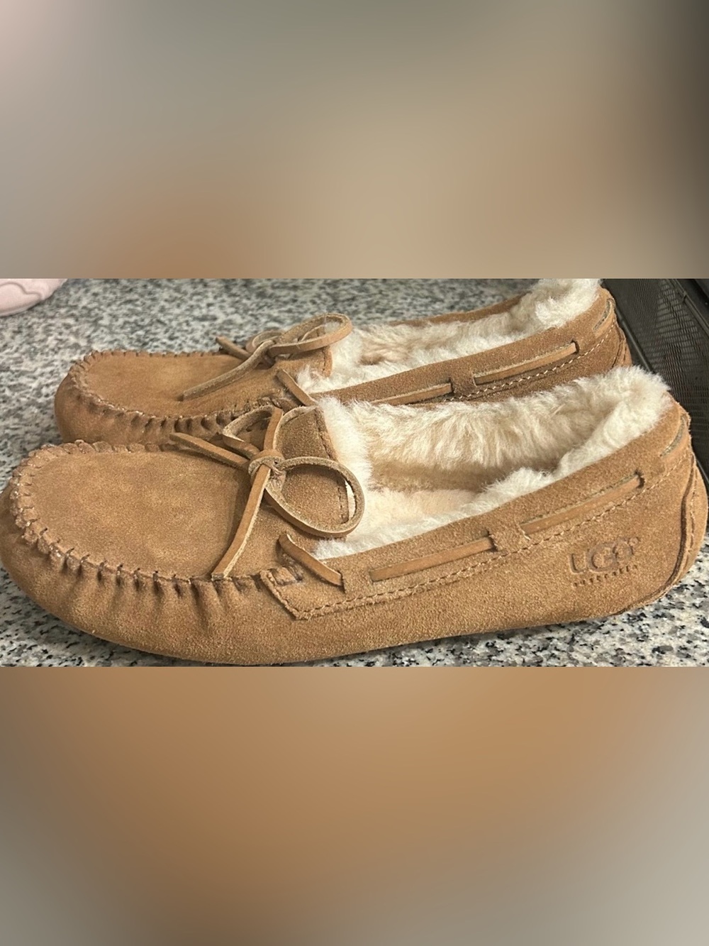 UGG Australia Dakota Women's Suede Moccasin Slippers Loafers Chestnut Tan Sz 7